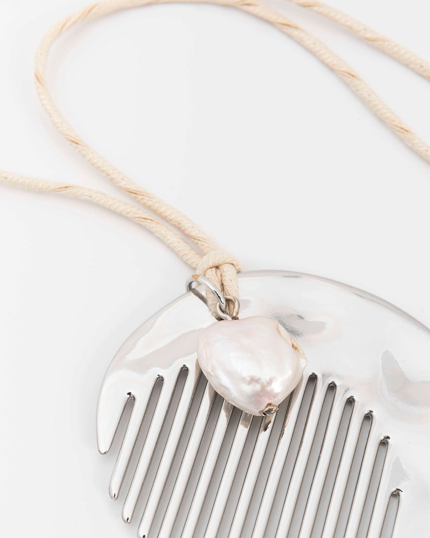 NECKLACE WITH COMB