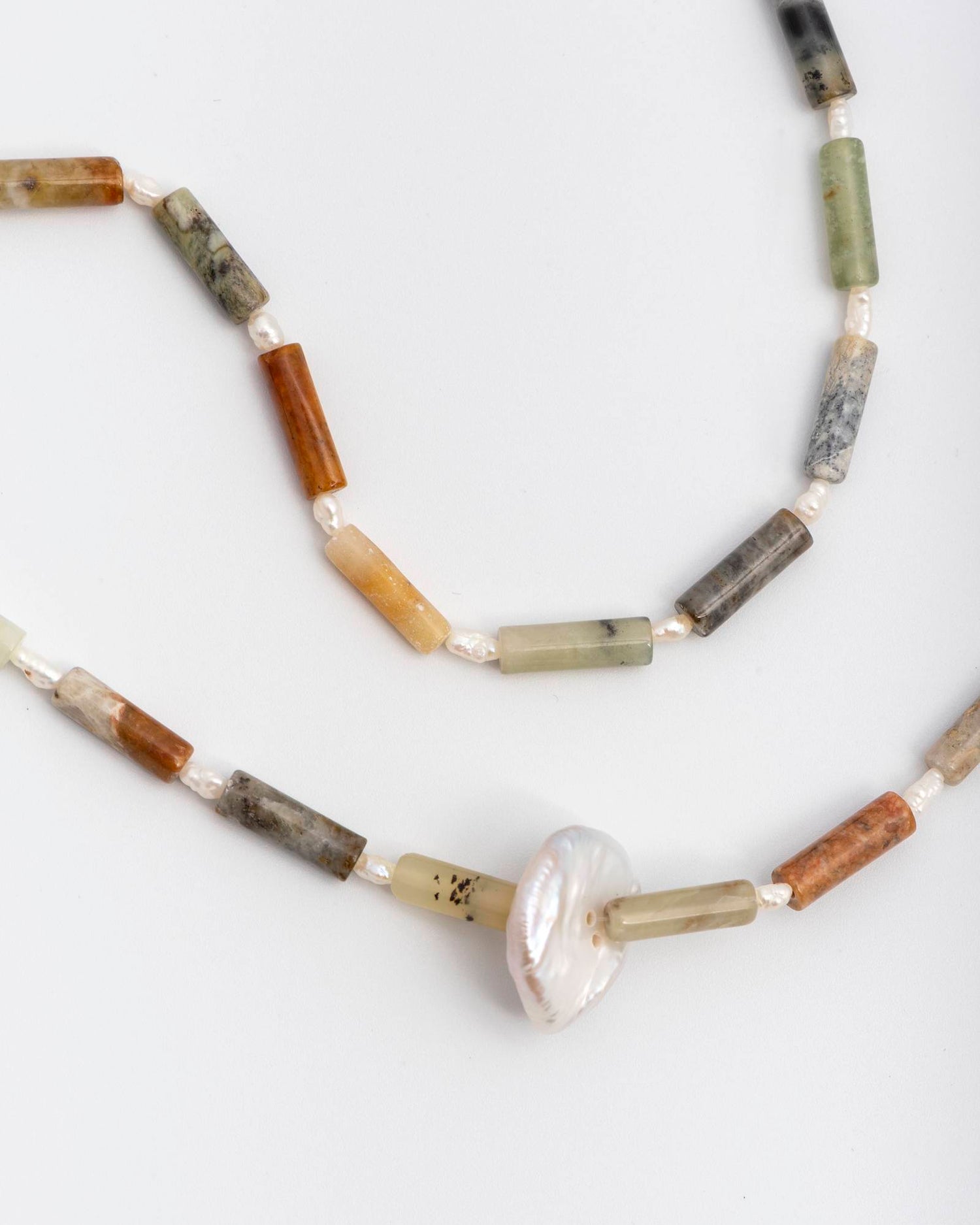 LONG NECKLACE WITH COLORED STONES