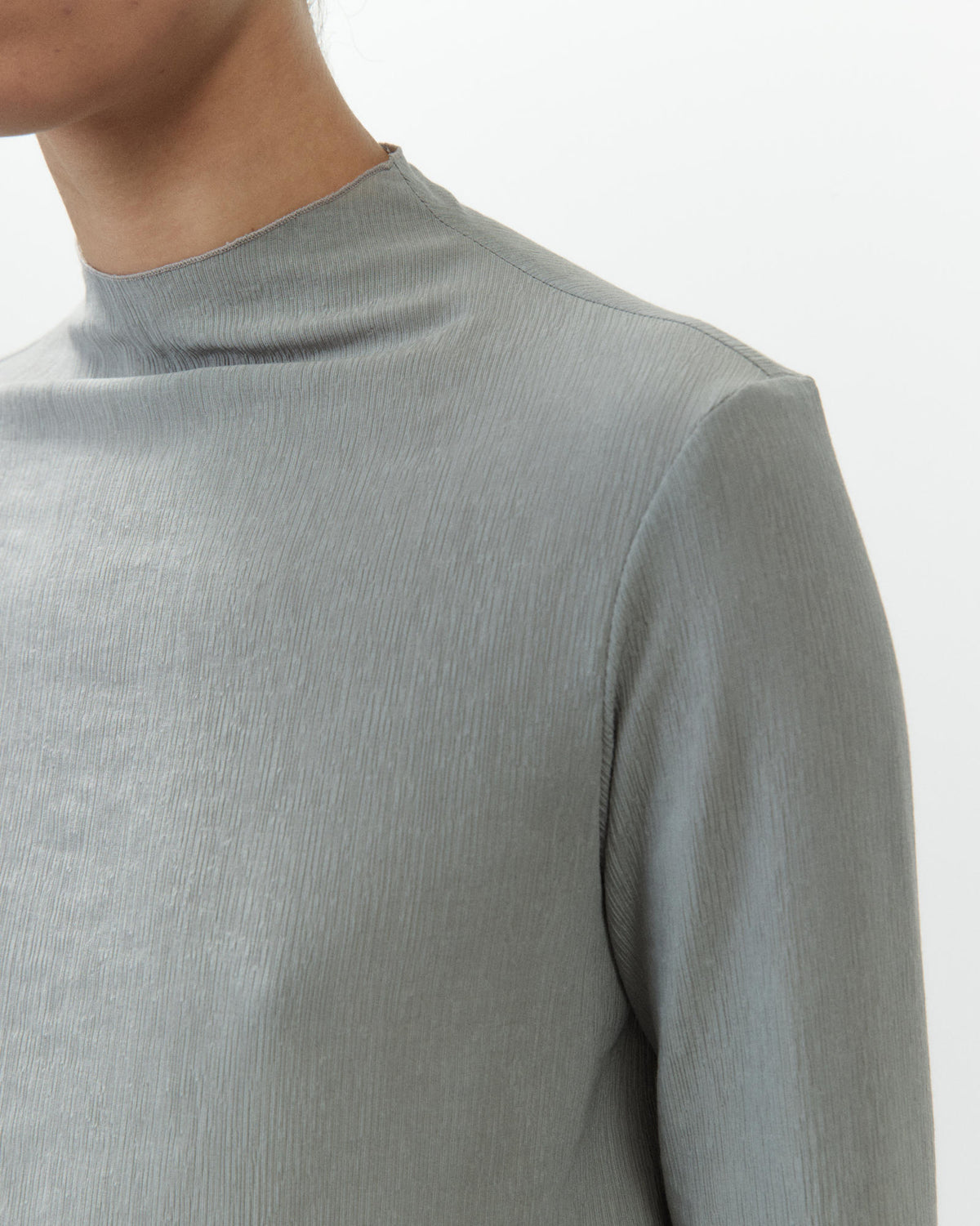 HIGH NECK CRINKLE TOP