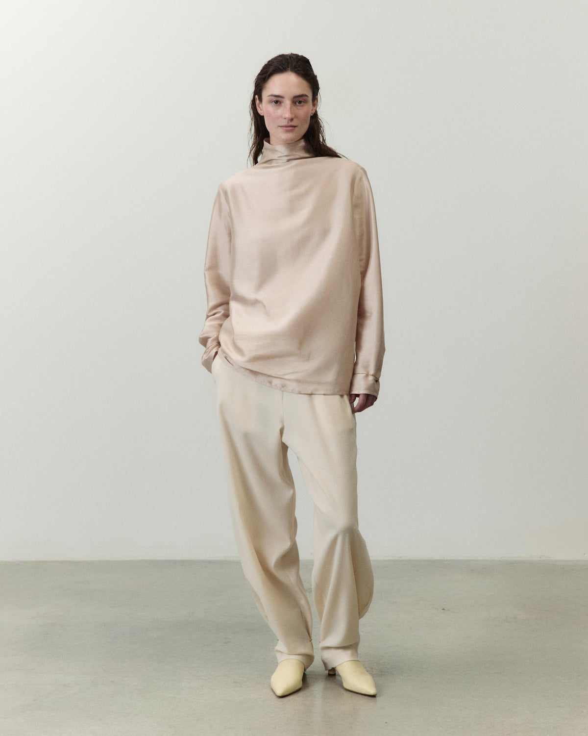 HIGH-NECK BLOUSE