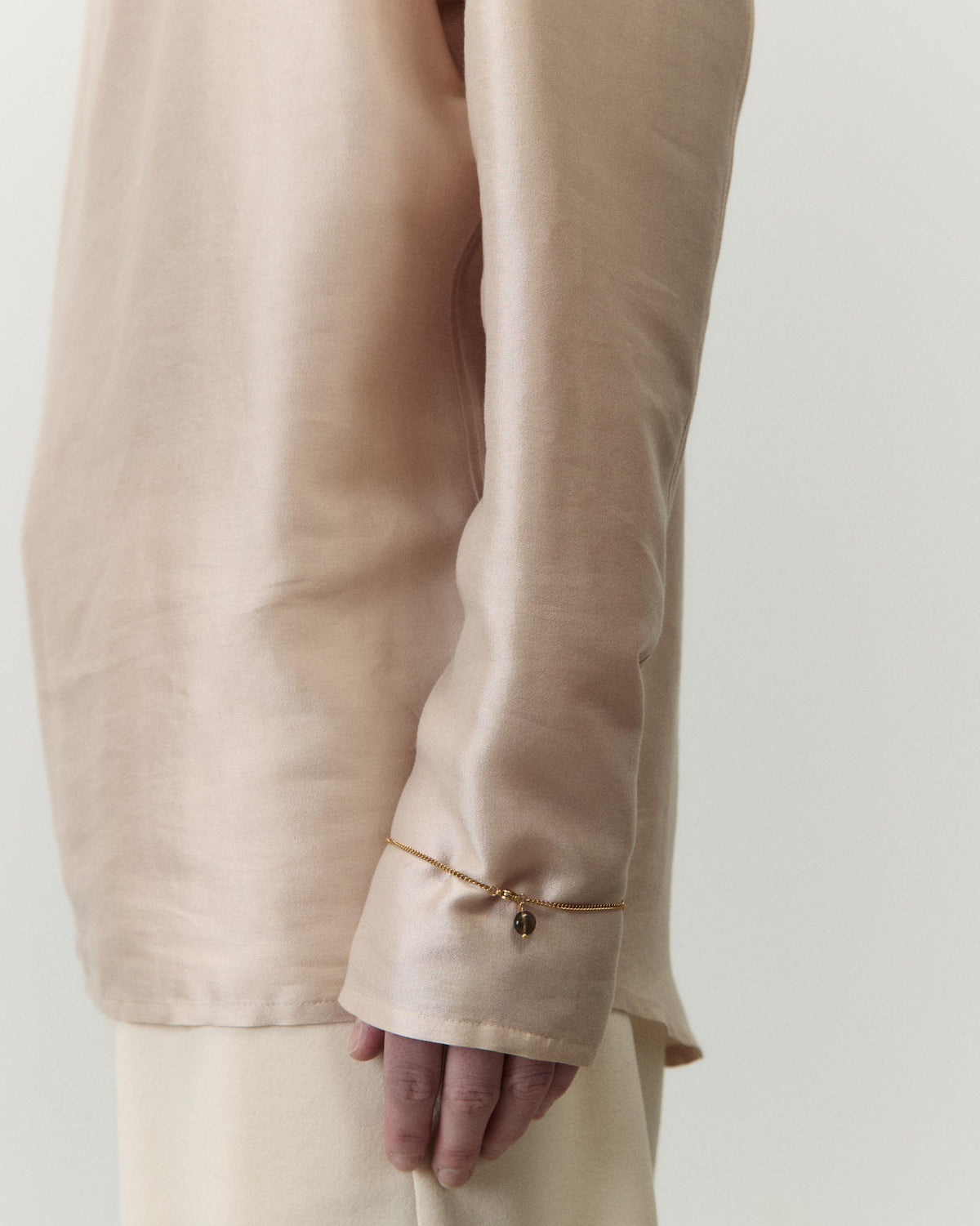 HIGH-NECK BLOUSE