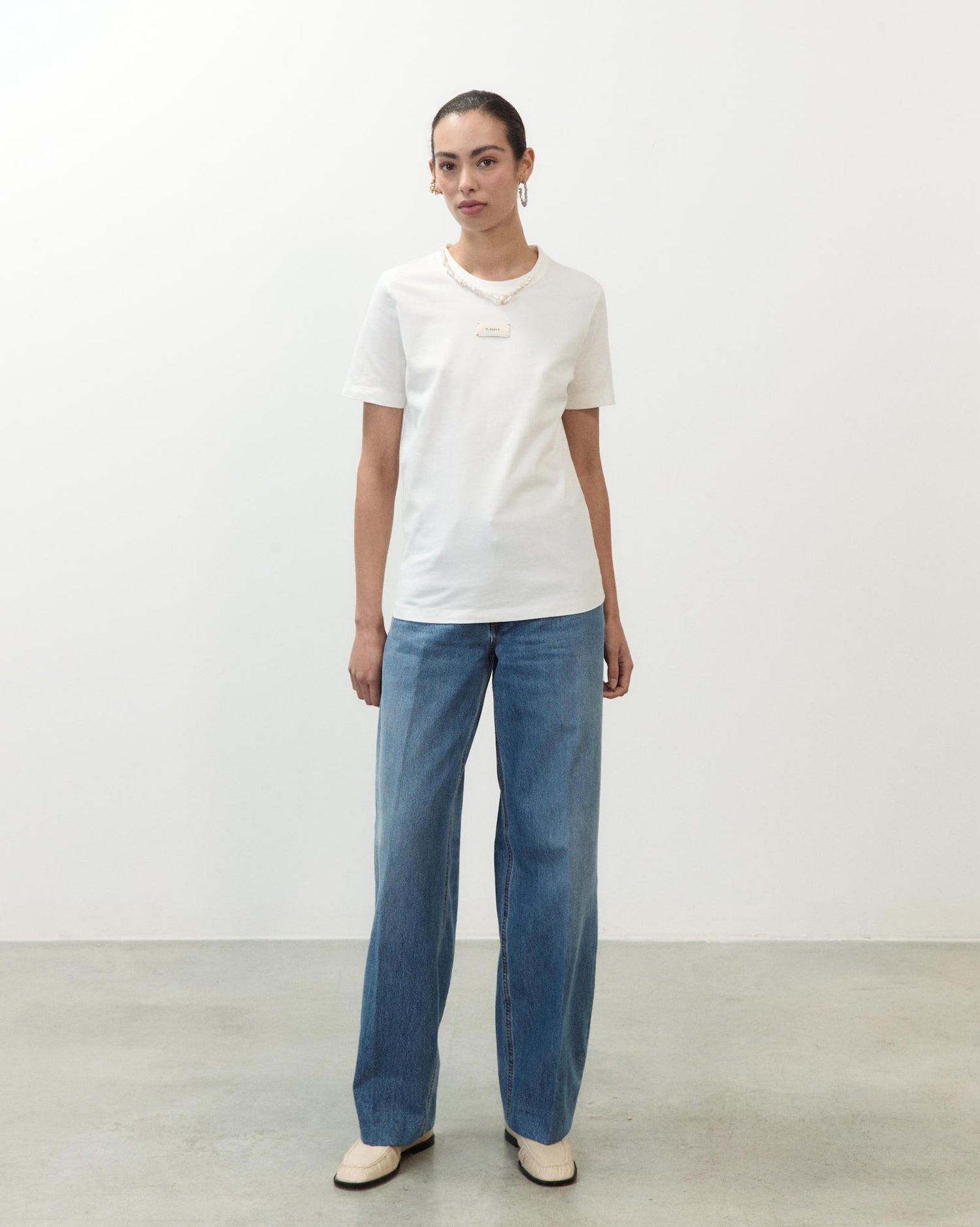 T-SHIRT CON COLLANA DI PERLE