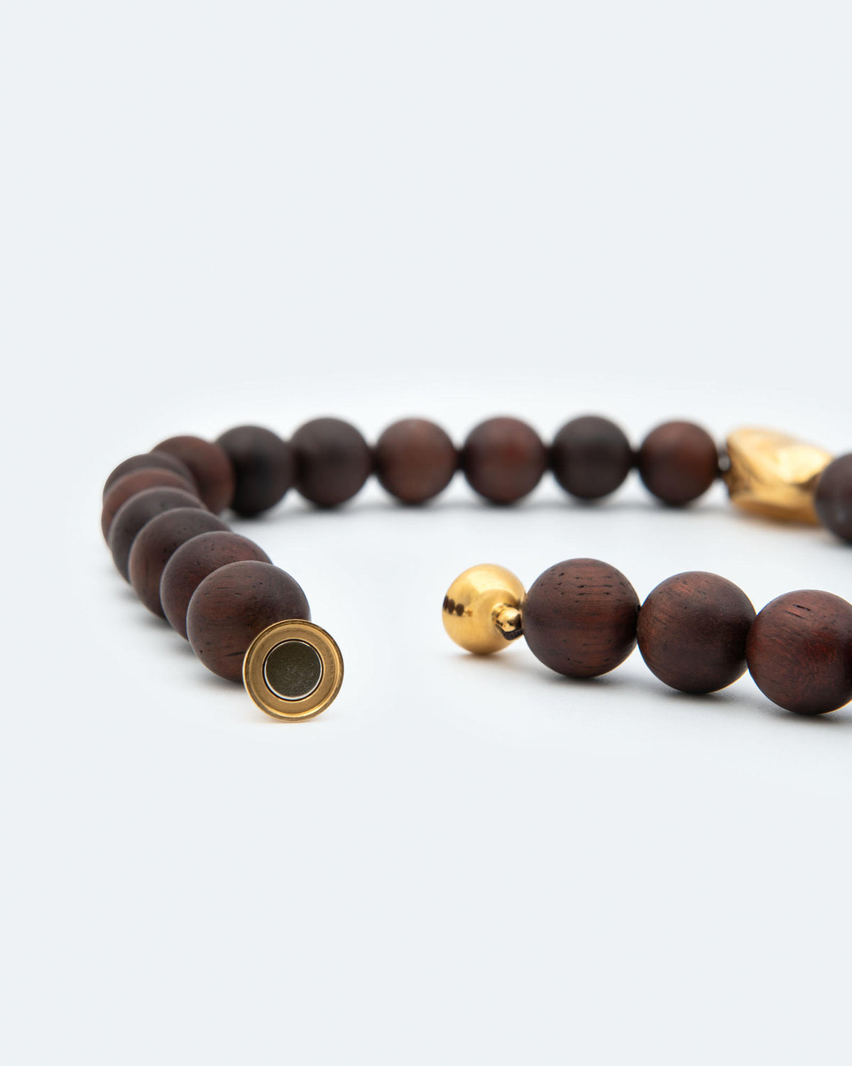 CHOKER NECKLACE WITH WOODEN BEADS