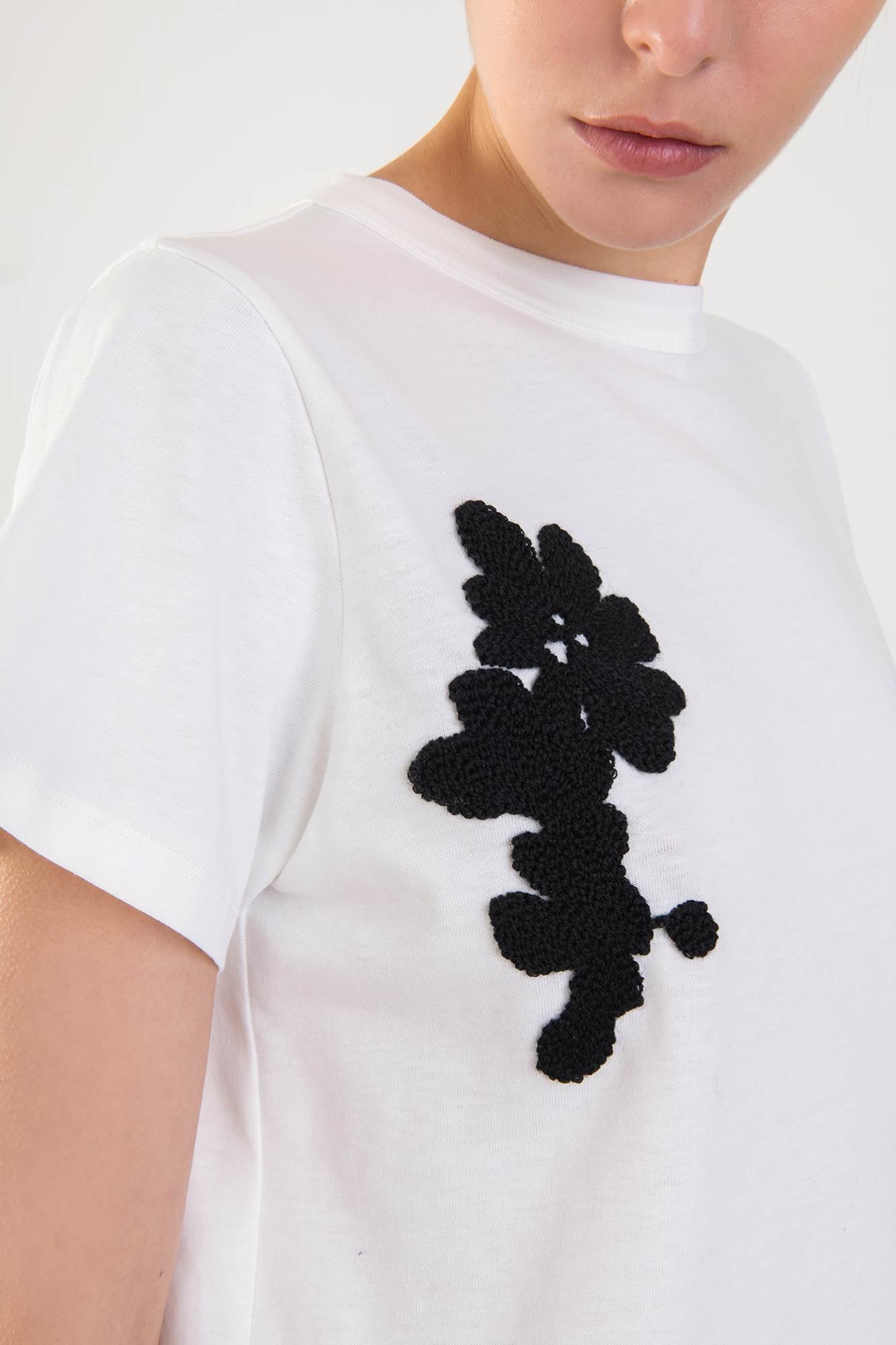 3D EMBROIDERY T-SHIRT