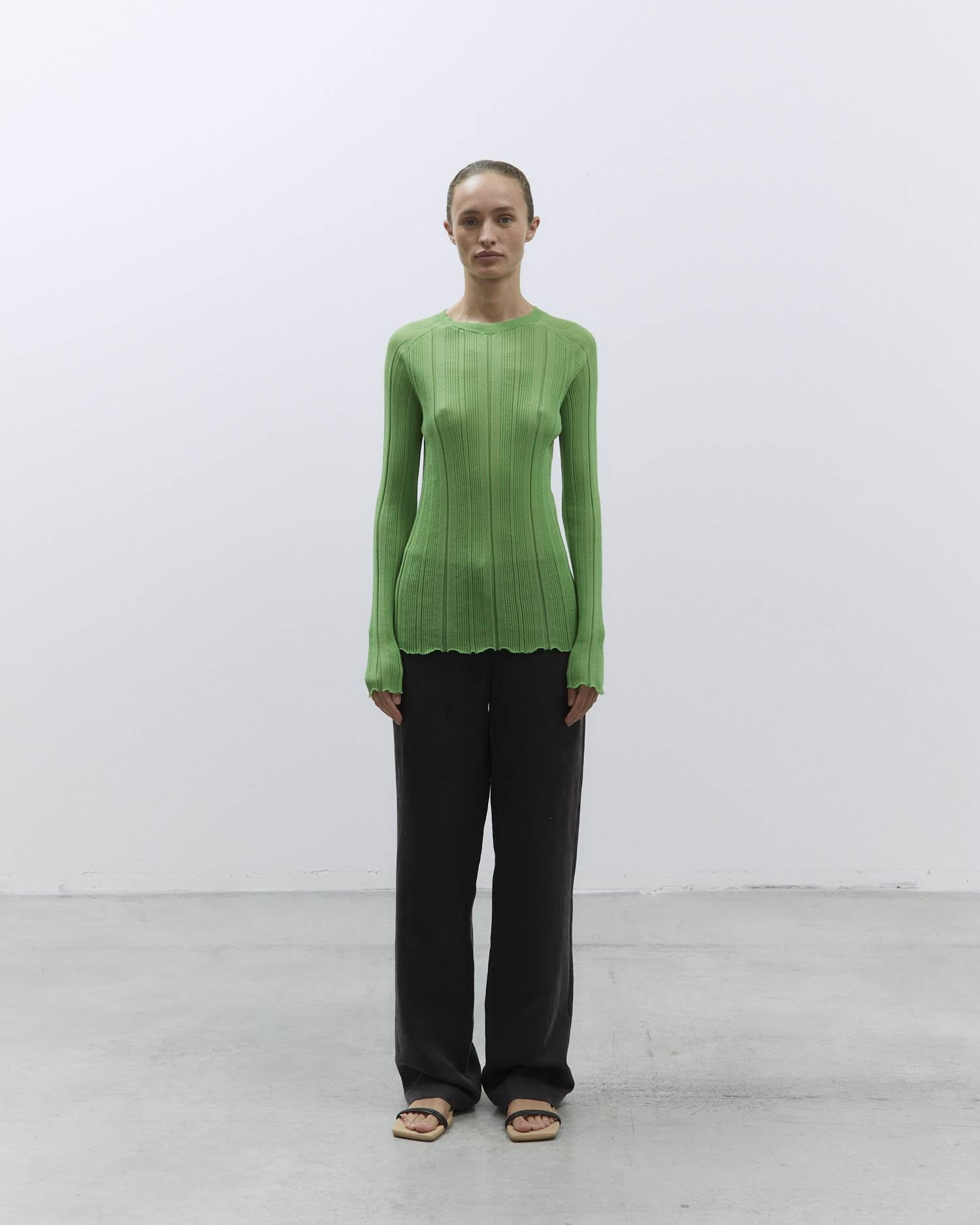 SLIM CREW NECK IRREGULAR RIB MATCHA SWEATER