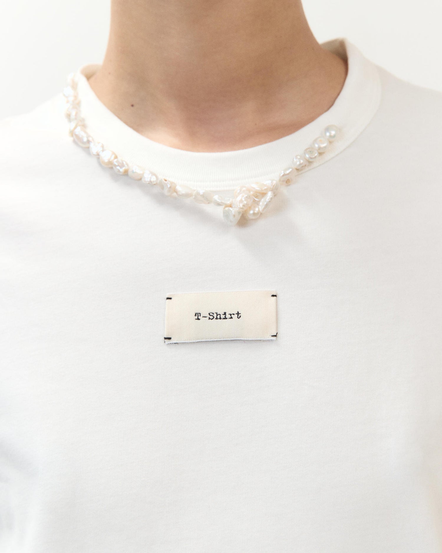 T-SHIRT CON COLLANA DI PERLE