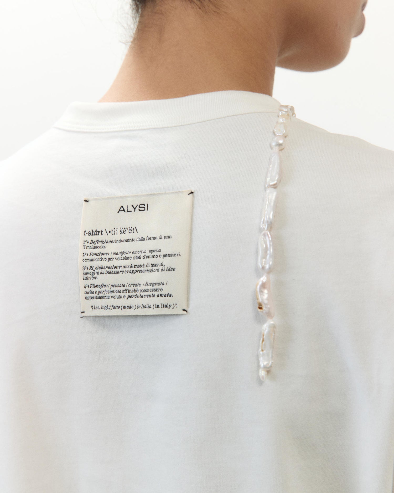 T-SHIRT CON COLLANA DI PERLE
