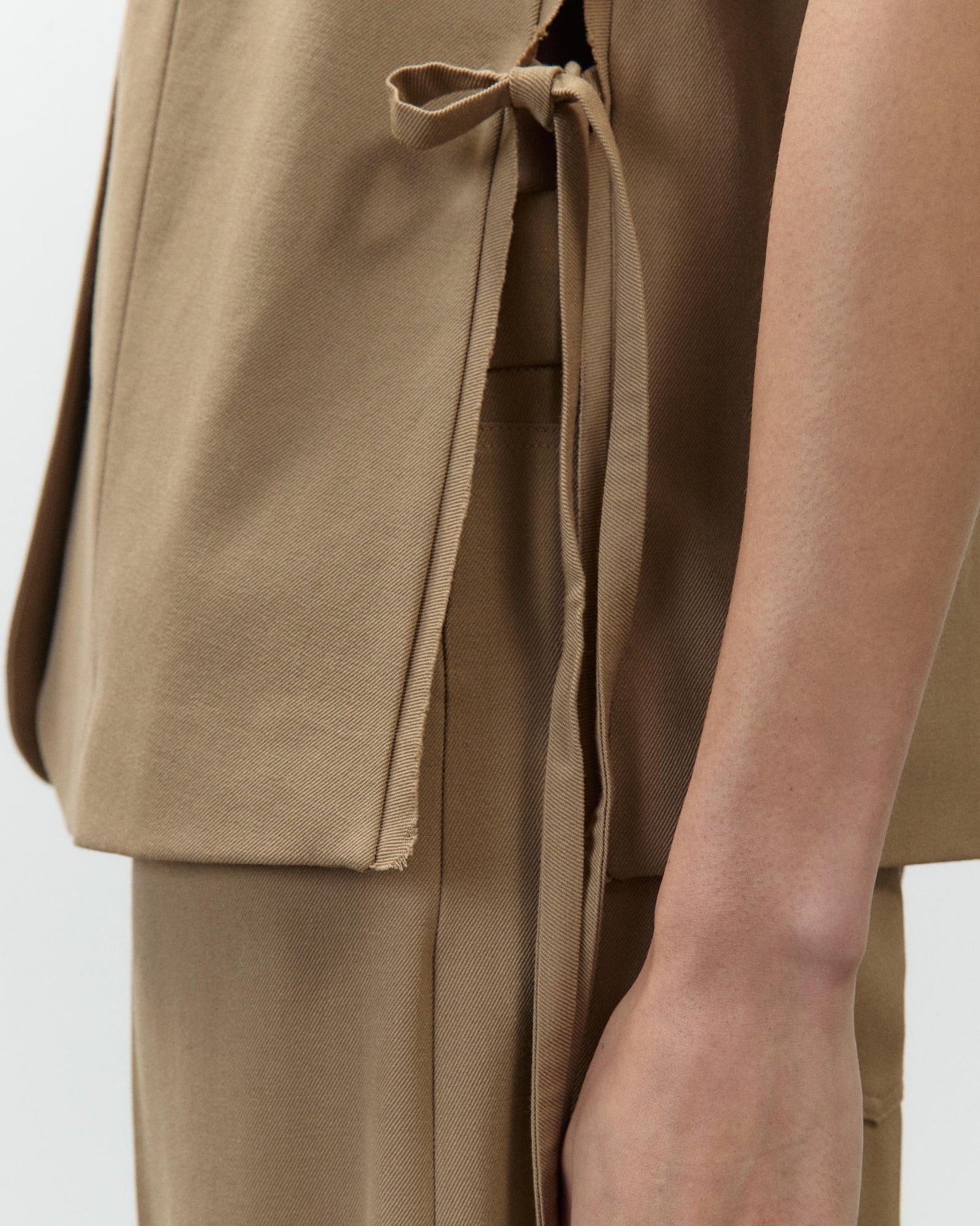 GILET IN LANA CON SPACCHI LATERALI