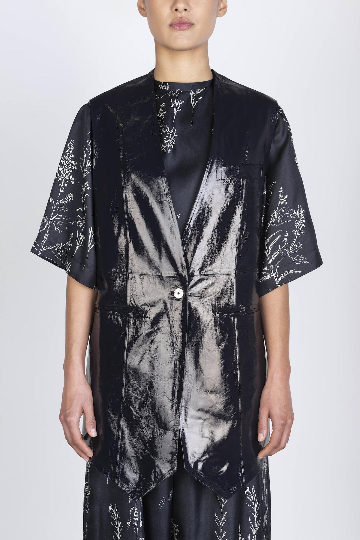 GILET LUNGO IN PELLE VERNICIATA