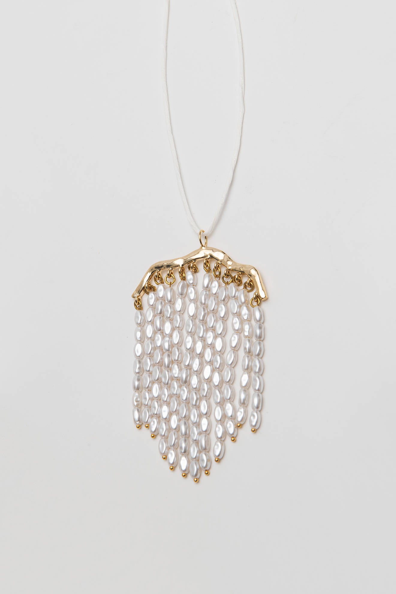 GOLD PENDANT NECKLACE WITH PEARL FRINGES