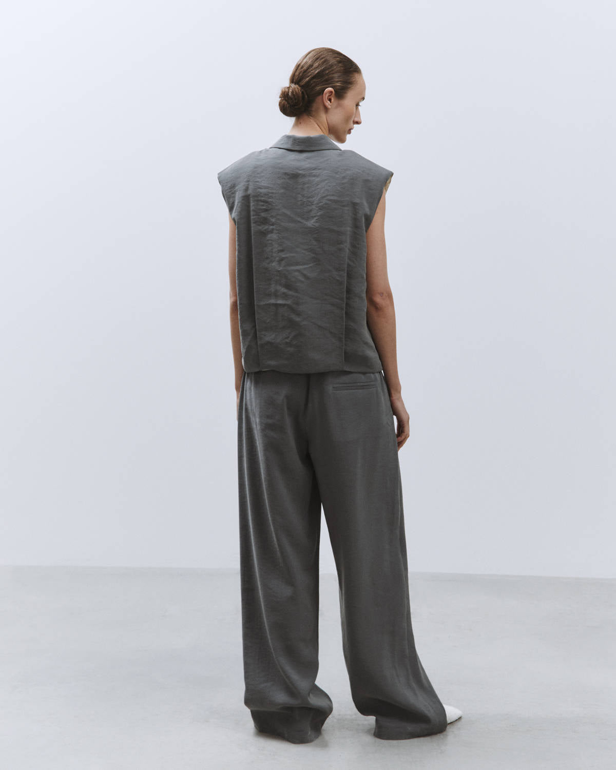 FLUID VEST WITH SHOULDER PADS