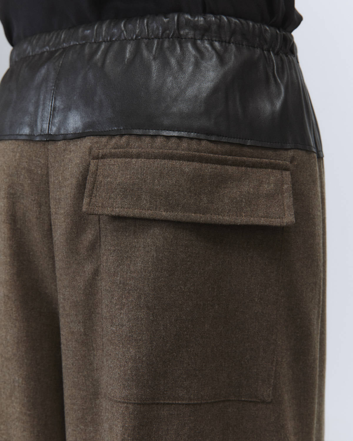 FLANNEL TROUSERS WITH LEATHER BASEBALL