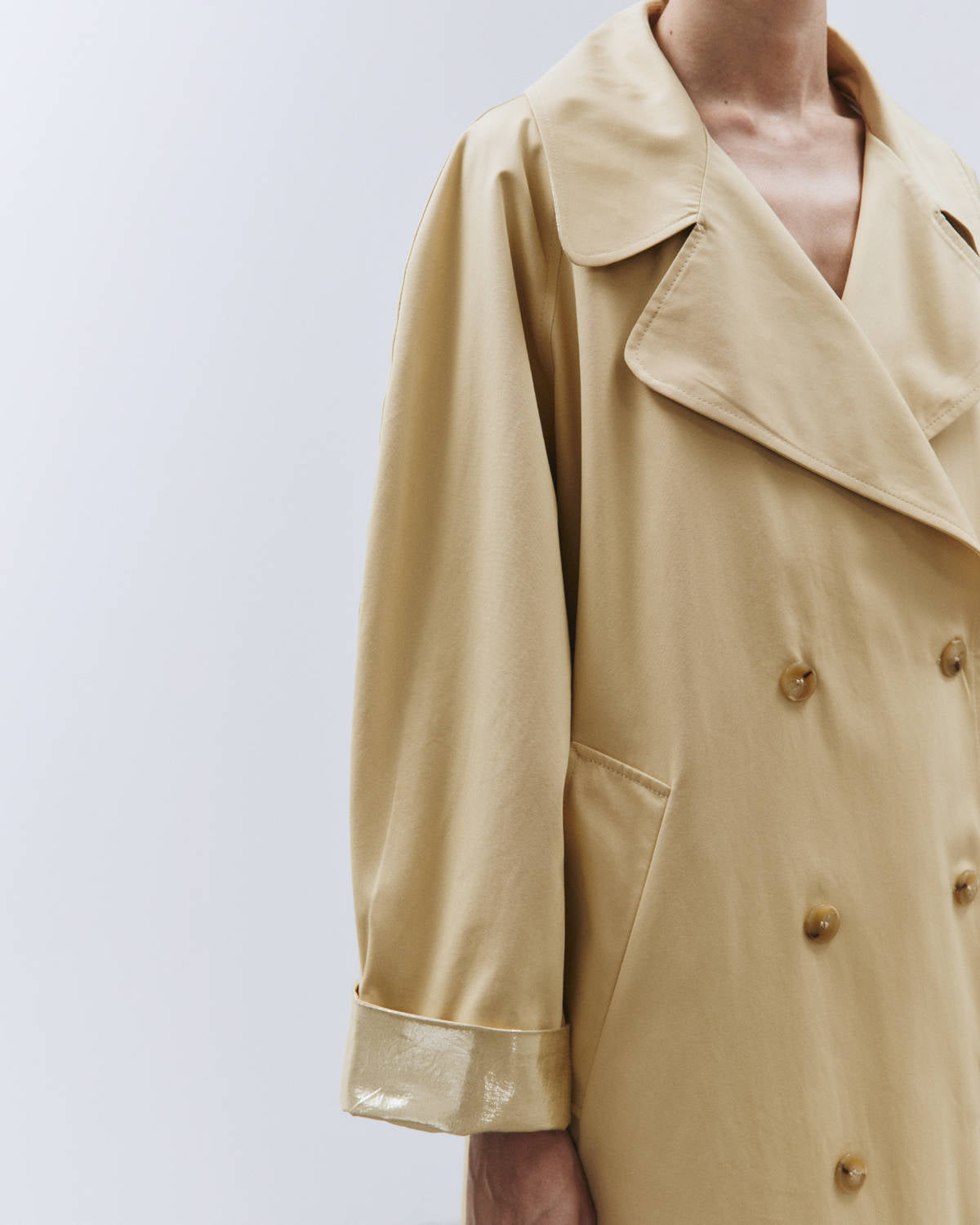 GOLD SAFARI LONG TRENCH WITH CONTRASTS