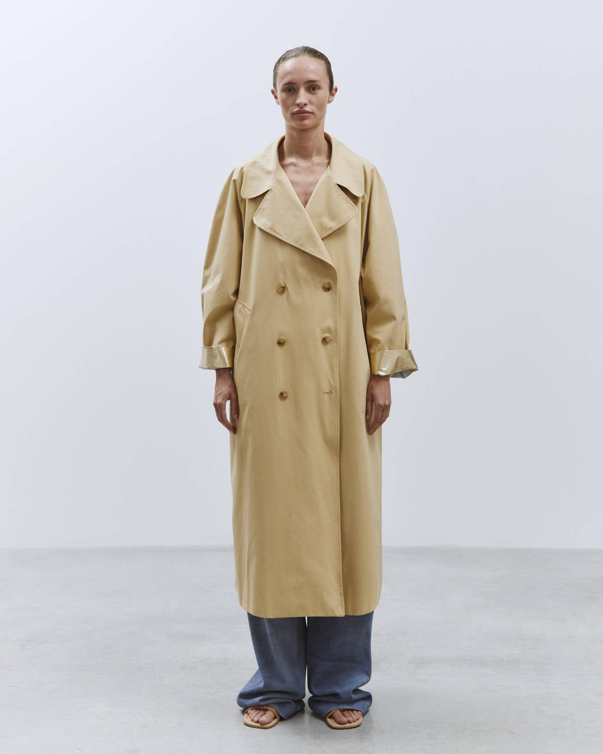 GOLD SAFARI LONG TRENCH WITH CONTRASTS