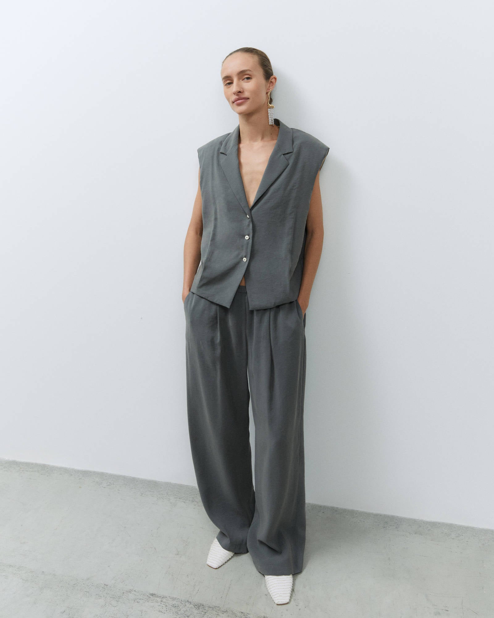 FLUID VEST WITH SHOULDER PADS Smoke